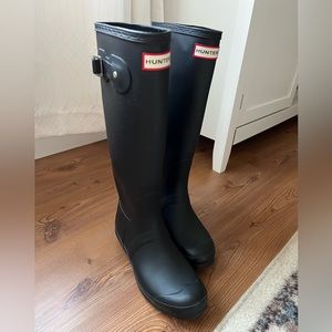 Hunter tall rain boots size 7 in a perfect condition.